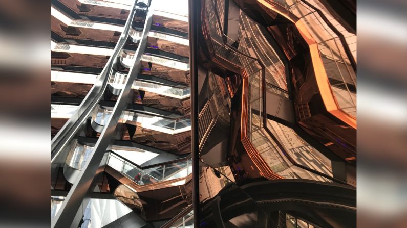 El revestimiento de partes de la escalera con acero cobrizo logra crear curiosas deformaciones visuales en The Vessel. La escalera fue diseñada por el estudio del británico Thomas Heatherwick y su coste podría rondar los US$ 200 millones.