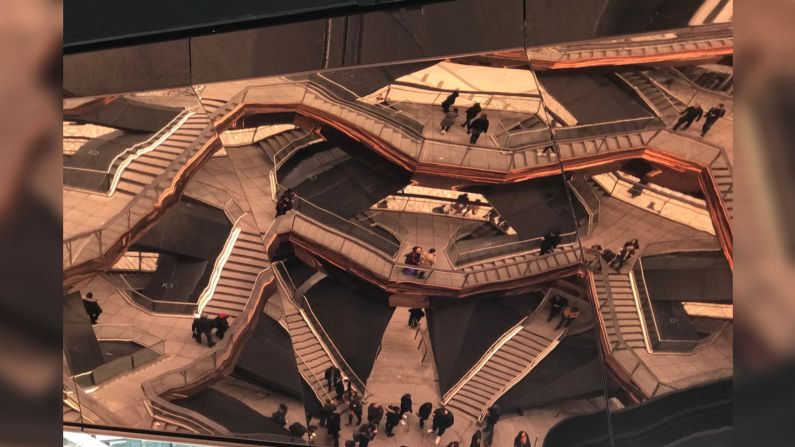 El revestimiento de partes de la escalera con acero cobrizo logra crear curiosas deformaciones visuales en The Vessel. La escalera fue diseñada por el estudio del británico Thomas Heatherwick y su coste podría rondar los US$ 200 millones.