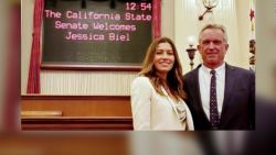 CNNE 660439 - jessica biel muestra su preocupacion por la vacunacion