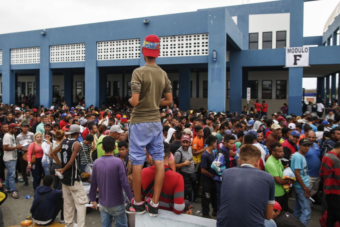 Un grupo de migrantes venezolanos hace cola en el centro de atención de la frontera binacional (CEBAF) en Tumbes, Perú, en octubre de 2018.