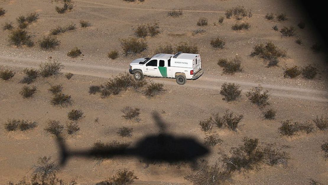 La Patrulla Fronteriza vigila una zona del desierto de Arizona.