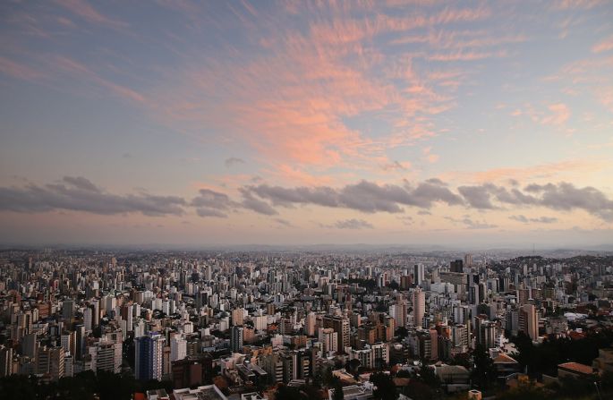 Belo Horizonte es la primera ciudad planificada en la república de Brasil y lejos del mar y las playas, esta ciudad fundada en el siglo XIX ofrece otros atractivos no menos interesantes.