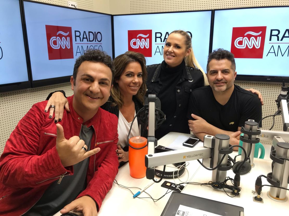 Topa, en los estudios de CNN Radio Argentina. A su lado, el equipo de El Espectador: Pía Shaw, Pilar Smith y Ángel de Brito.