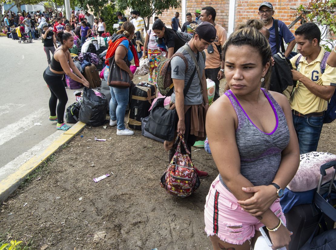 Migrantes venezolanos llegan para obtener una solicitud de refugio en el puesto fronterizo peruano en el centro binacional de atención de fronteras (CEBAF) en Tumbes, Perú.