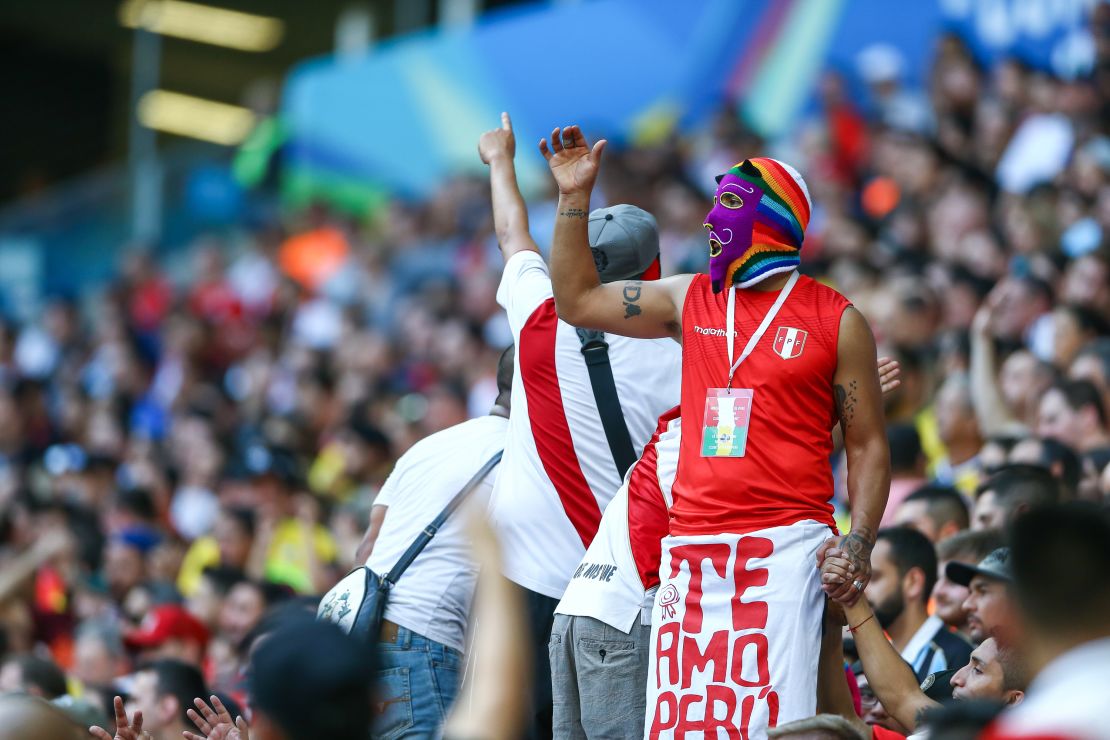 Seguidores de la selección de Perú en las gradas del Arena do Gremio.