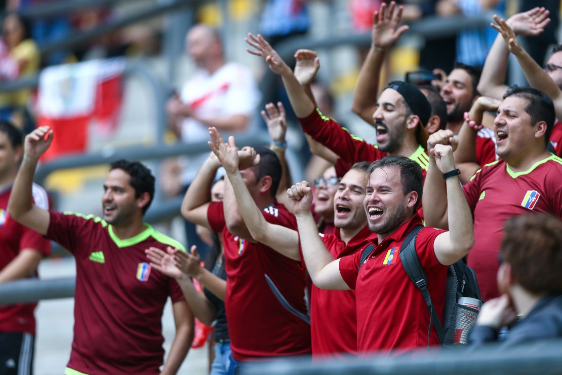 Los seguidores de la selección de Venezuela alientan a su equipo durante el partido ante la selección de Perú.