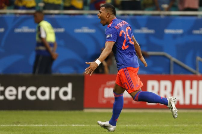 Roger Martínez de Colombia celebra después de marcar el primer gol de su equipo ante Argentina.