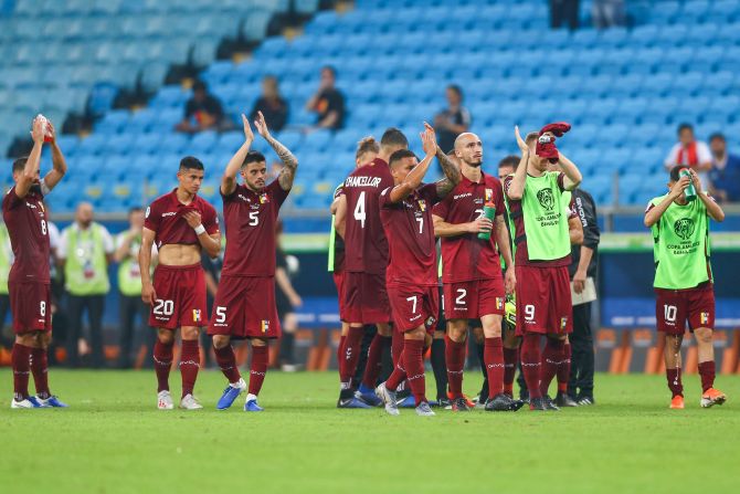 Los jugadores de Venezuela saludan a los aficionados después del partido ante Perú.