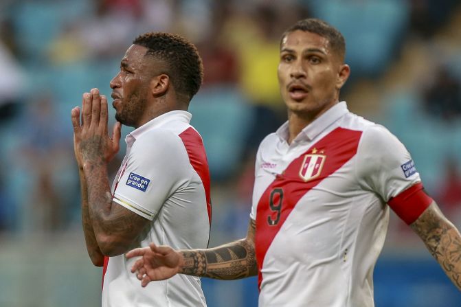 Paolo Guerrero y Jefferson Farfan se lamentan luego de que el árbitro les anulara un gol tras consultar con el VAR.