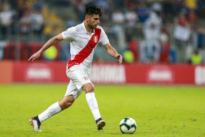 Carlos Zambrano, defensa de Perú, sale con el balón en un pasaje del partido ante Venezuela.