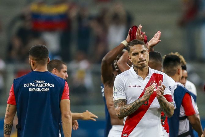 Paolo Guerrero, de Perú, se ve desanimado al final del partido ante Venezuela. El encuentro se jugó en el estadio Arena do Gremio el 15 de junio de 2019, en Porto Alegre, Brasi.