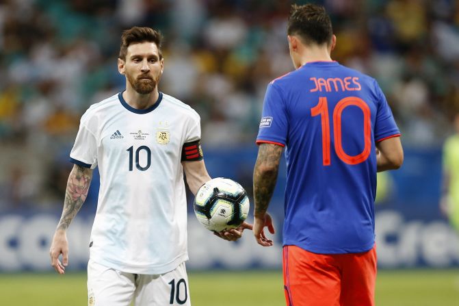 Lionel Messi y James Rodríguez, los dos jugadores diferentes de Argentina y Colombia, respectivamente.