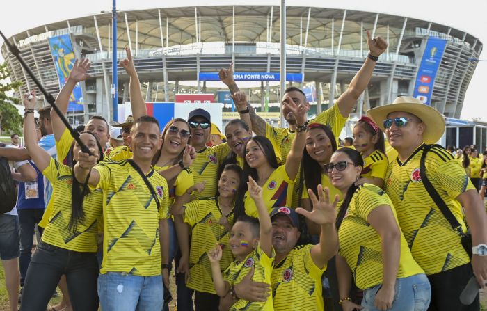 Grups de seguidores colombianos en los exteriores del estadio Fonte Nova, en Salvador, donde Colombia debutó con un triundo de 2-0 ante Argentina.