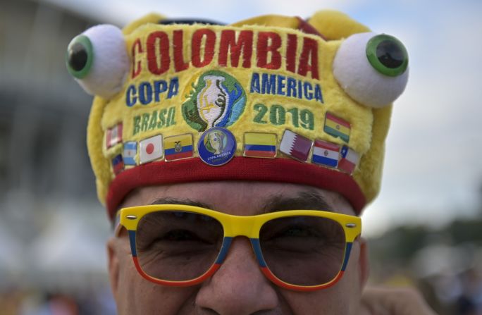 Un seguidor de Colombia posa antes del encuentro ntre su selección y Argentina. Colombia terminaría ganando 2-0, un resultado que sorprendió a algunos y pareció lógico a otros.