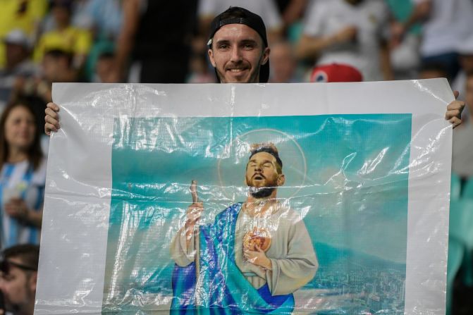 Un seguidor de Argentina llevó una imagen de Jesucristo con el rostro de Lionel Messi. No fue suficiente.