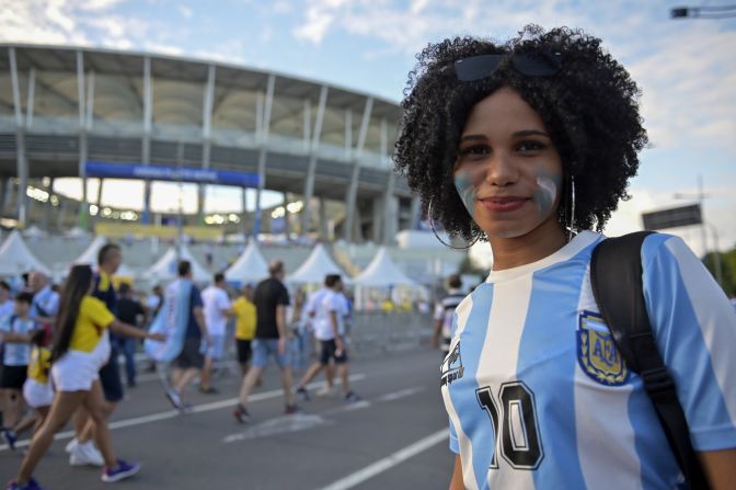 Una seguidora de Argentina llega al partido que esa selección jugará ante la de Colombia en Salvador de Bahía.