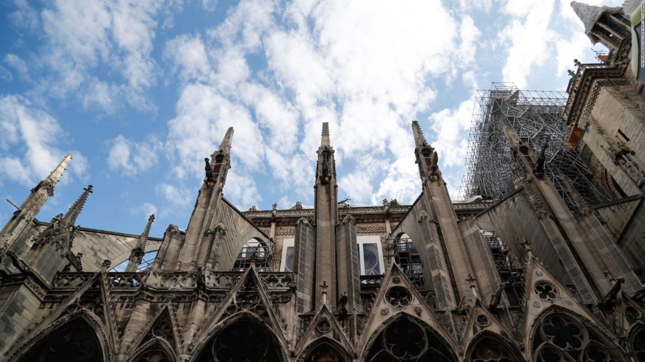 CNNE 661303 - primera misa en notre dame tras incendio voraz