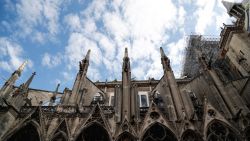 CNNE 661303 - primera misa en notre dame tras incendio voraz