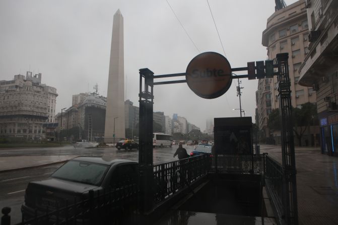 Un trabajador en la estación de tren de Constitución, en Buenos Aires, mira su celular en la penumbra durante el apagón masivo de energía eléctrica.