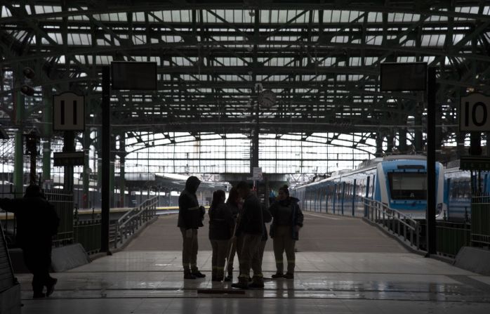 Una falla generalizada del suministro eléctrico a primera hora de la mañana del domingo dejó a toda Argentina y Uruguay sin electricidad. En la imagen, una vista general al interior de la estación de trenes de Constitución, en Buenos Aires.