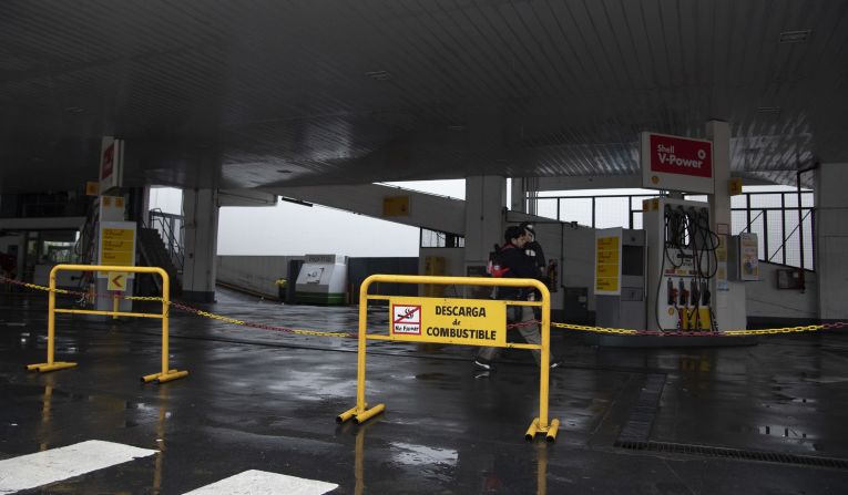 Una estación de gasolina permanece sin brindar atención durante el apagón que afectó Argentina, Uruguay, parte de Chile y Brasil.