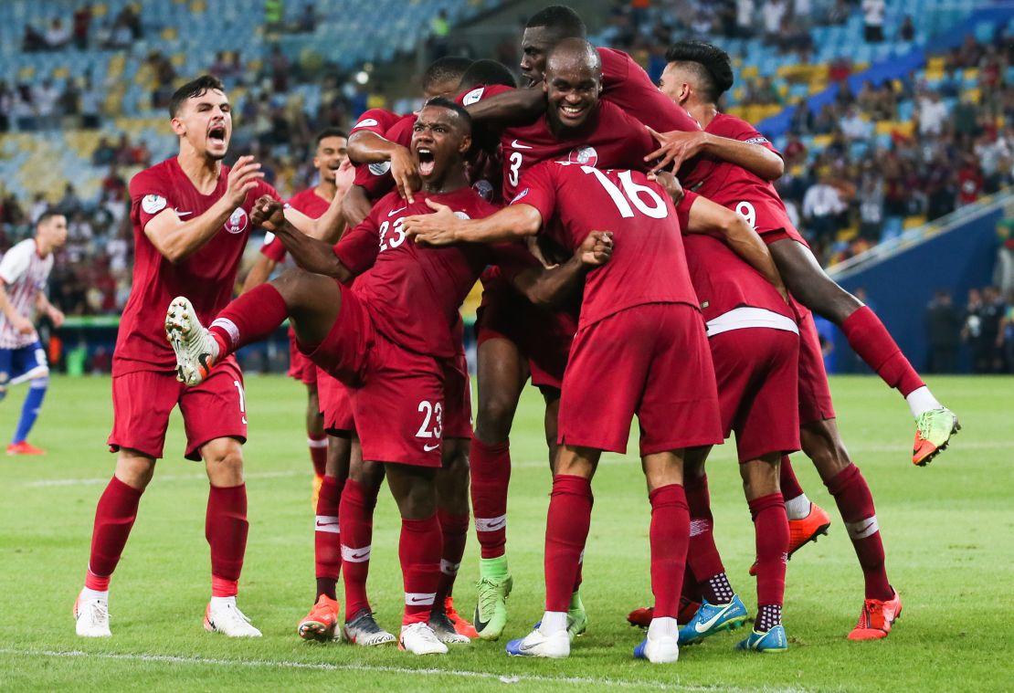 Boualem Khoukhi, de Qatar, celebra con su equipo tras anotar a Paraguay.