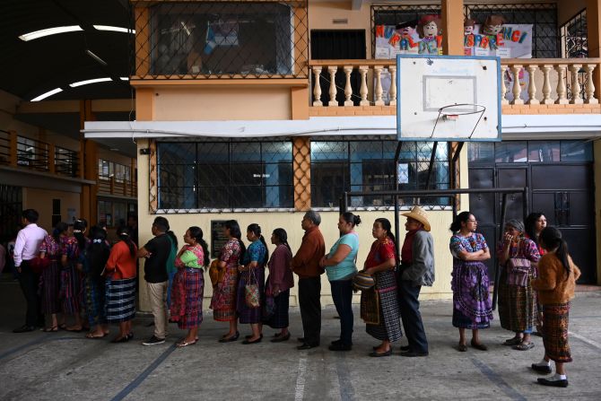 Un grupo de ciudadanos espera para votar en una mesa electoral en San Pedro Sacatepuez, Guatemala.