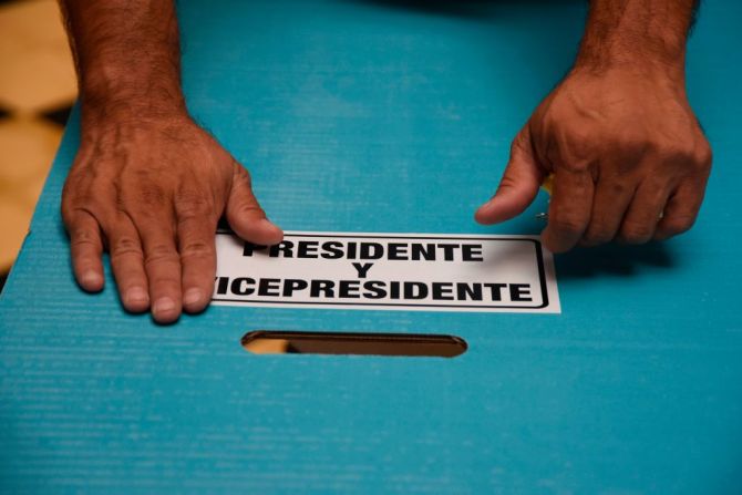 Millones de guatemaltecos participaron en las elecciones para elegir presidente y vicepresidente, entre otros, entre decenas de candidatos presidenciales.