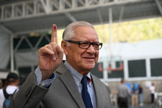 Alejandro Maldonado, expresidente de Guatemala (2015-2016), votó durante las elecciones generales el 16 de junio.