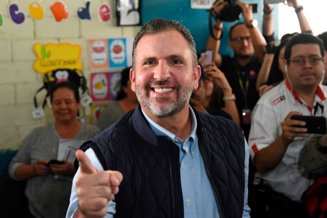 El candidato guatemalteco de la coalición PAN-Podemos, Roberto Arzu, llega a votar a un colegio electoral en la Ciudad de Guatemala el 16 de junio de 2019 durante las elecciones generales.