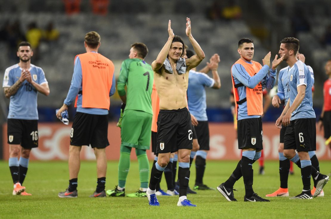 La selección de Uruguay celebra con sus seguidores tras ganar a Ecuador.