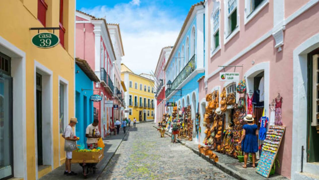 Brasil es conocido por lo colorido de su bandera, sus paisajes y sus ciudades.