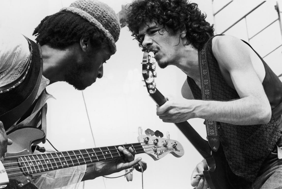 Santana (derecha) junto a David Brown (izquierda) durante su presentación en el Festival de Woodstock.