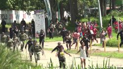 CNNE 661715 - disturbios en centro de migrantes en la frontera guatemala-mexico