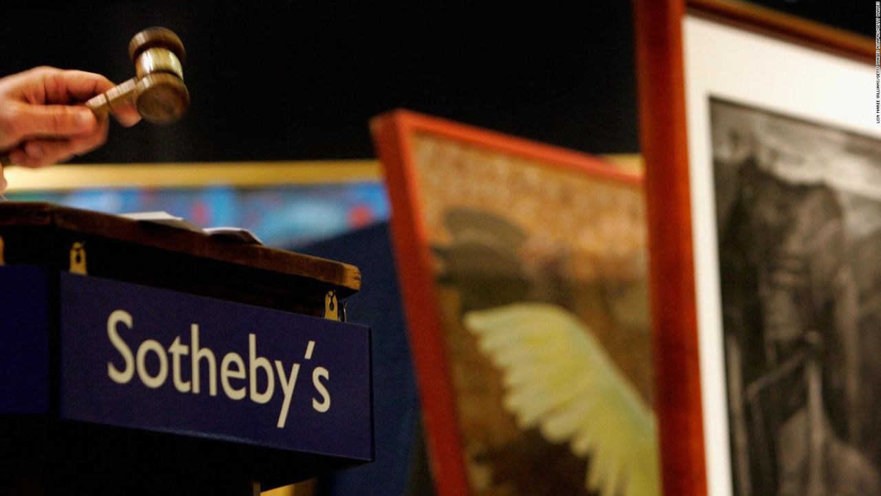 CNNE 661882 - sotheby's- accion se dispara casi 59%