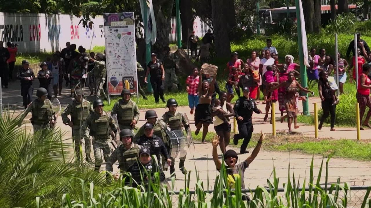 CNNE 661949 - guardia nacional controla migrantes en frontera con guatemala