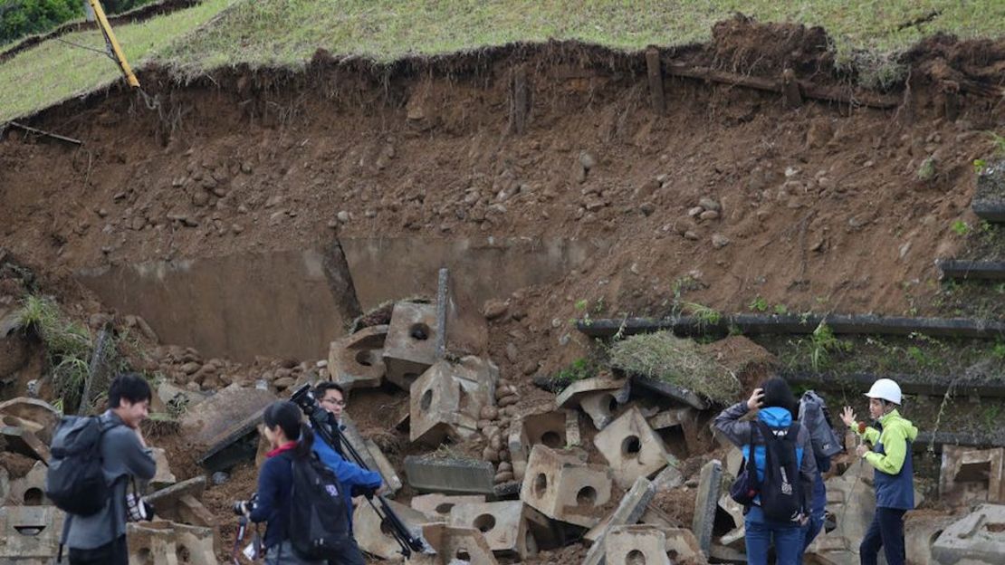 Daños dejados por el sismo en la ciudad japonesa de Murakami, prefectura de Niigata.