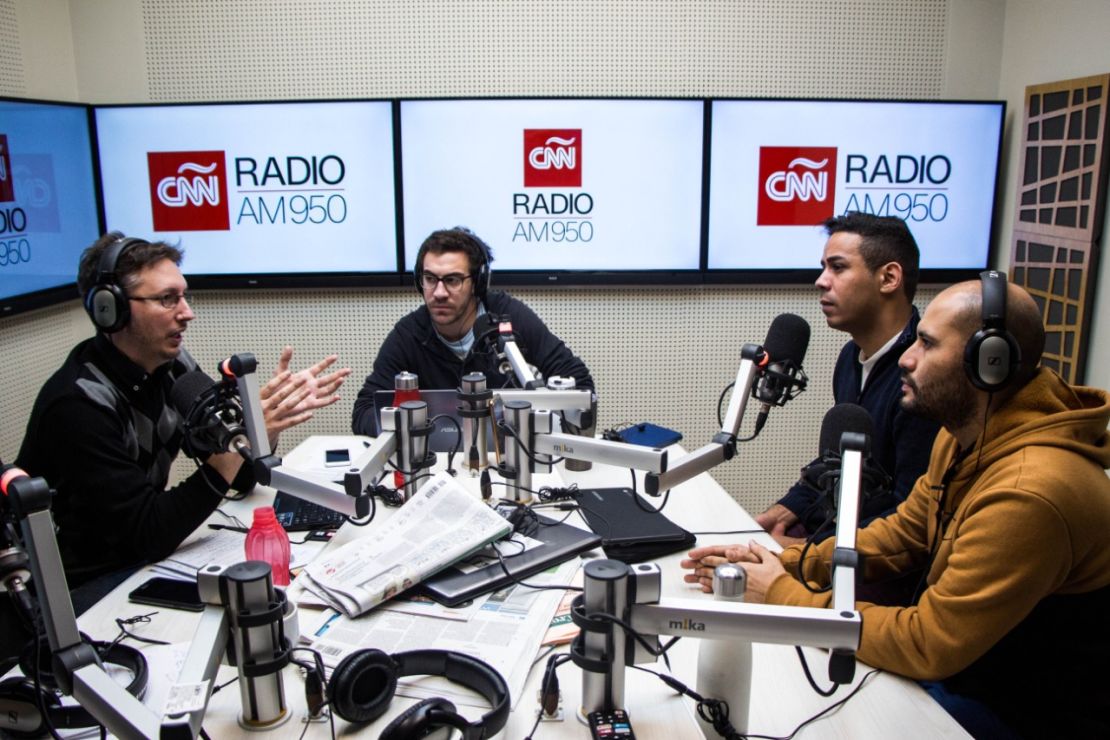 Omar Zambrano y César Pérez, integrantes de la orquesta Latin Vox Machine. A su lado, parte del equipo de La Mañana de CNN Radio.