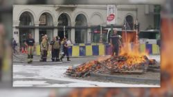 CNNE 662697 - los bomberos en bruselas protestan con fuego