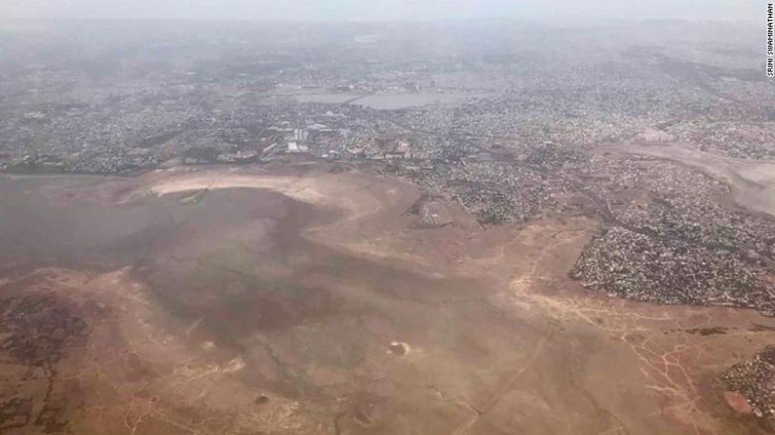 Srini Swaminathan, quien tomó desde un avión esta fotografía del embalse Chembarambakkam, dijo a CNN: "He vivido aquí desde 1992 y nunca había visto algo así antes".