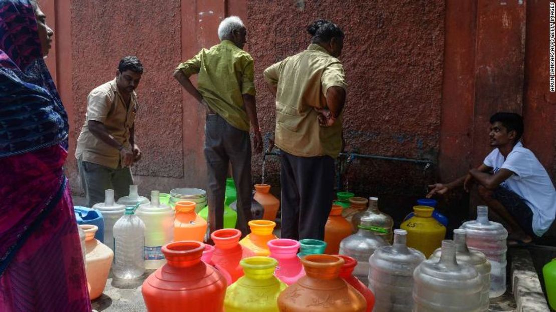 Botes de plástico llenos de agua potable en un centro de distribución en Chennai, el 19 de junio de 2019.