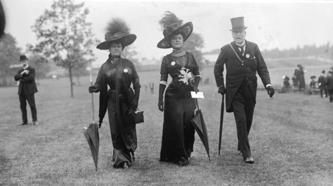 Los asistentes visten de negro en Royal Ascot en 1910, en señal de respeto por la muerte del rey Eduardo VII. Crédito: W.G. Phillips/Getty Images