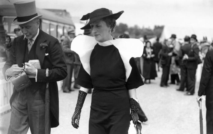 Esta mujer que viste un traje de pantalones negros para la carrera de Royal Ascot de 1936 es una adelantada para su época: los trajes de pantalones no fueron reconocidos oficialmente en Ascot hasta la década de 1970.