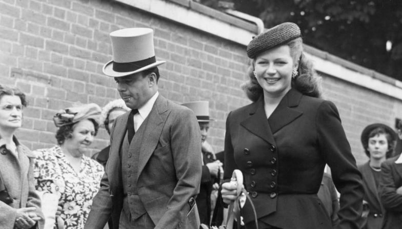 La actriz Rita Hayworth (con su tercer esposo el príncipe Aly Khan, dueño de caballos de carrera) trajo el glamour de Hollywood a Ascot en 1950.