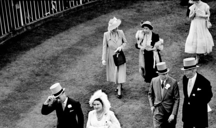 El rey Jorge VI y la reina Isabel (la Reina Madre) y otros asistentes de la realeza (incluidas las princesas Isabel y Margarita) en 1950.