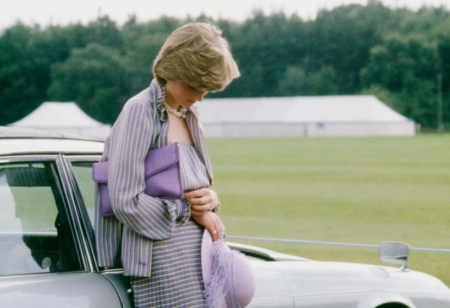 Lady Diana Spencer, que pronto sería Diana, la princesa de Gales, toma un descanso sola después de las carreras en Ascot en 1981.