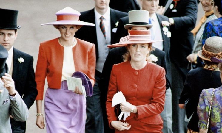 La princesa Diana asiste a Ascot con Sarah Ferguson, la duquesa de York, en 1990.