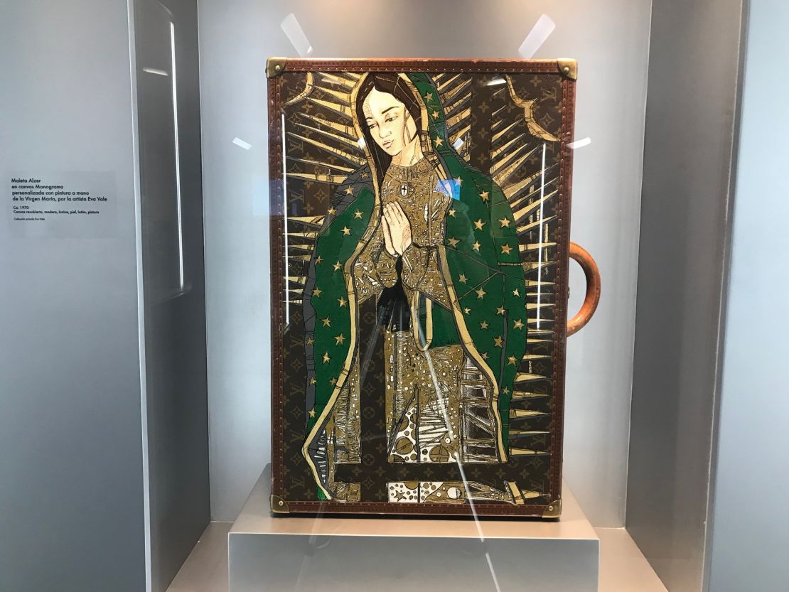 Maleta Azer en canvas con monograma personalizado con pintura a mano de la Virgen de Guadalupe, por la artista Eva Vale