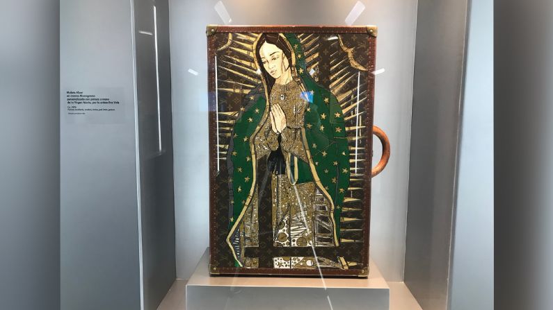 Maleta Alzer en canvas con monograma personalizado con pintura a mano de la Virgen de Guadalupe hecho por la artista Eva Vale. 1970. Colección privada Eva Vale.