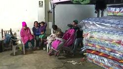 CNNE 663178 - venezolanos hallan refugio del frio en este albergue en lima